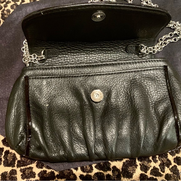 LN BRIGHTON CLUTCH W/CRYSTAL MEDALLION. PEBBLE LEATHER W/PATENT LEATHER TRIM. - Picture 3 of 7